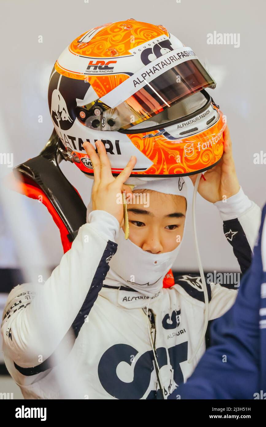 Melbourne, Victoria, Australien. 8. April 2022. MELBOURNE, AUSTRALIEN - 8. APRIL: Yuki Tsunoda von der Scuderia AlphaTauri vor dem zweiten Training beim Formel-1-Grand-Prix von Australien 2022 am 8.. April 2022 (Bildnachweis: © Chris Putnam/ZUMA Press Wire) Stockfoto