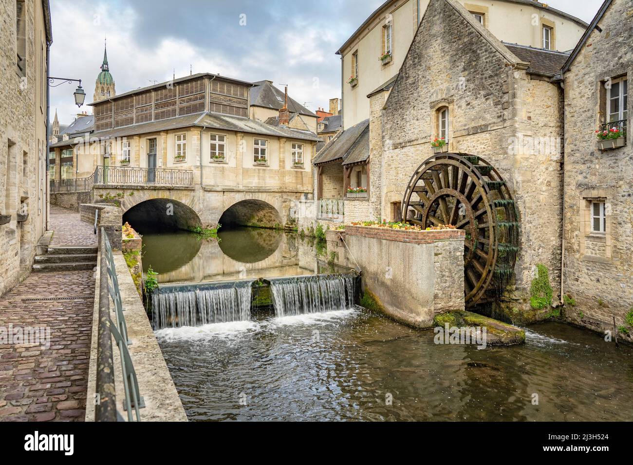 Frankreich, Calvados, Bayeux, Mühle am Ufer der Aure Stockfoto