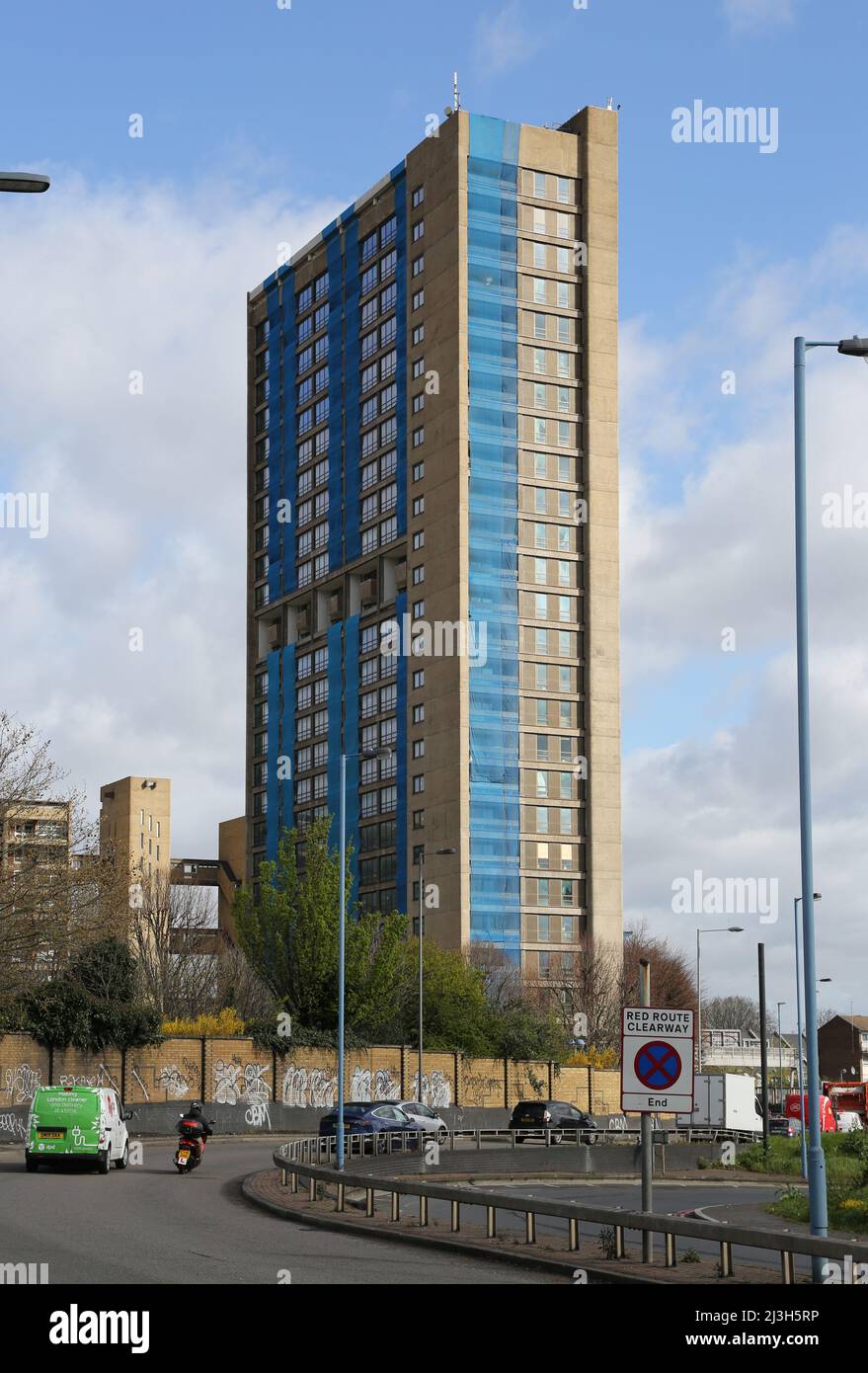 Balfron Tower, London. Berühmter brutalistischer Turmblock von Architekt Erno Goldfinger. Renovierung von Luxuswohnungen. Zeigt temporäres Netting an. Stockfoto