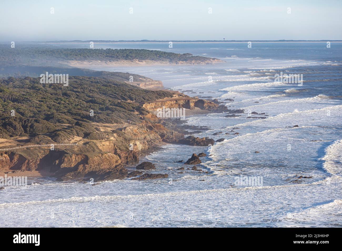 Frankreich, Vendee, Jard sur Mer, Wellen, die an der Pointe du Payre gegen die Klippe waten (Luftaufnahme) Stockfoto