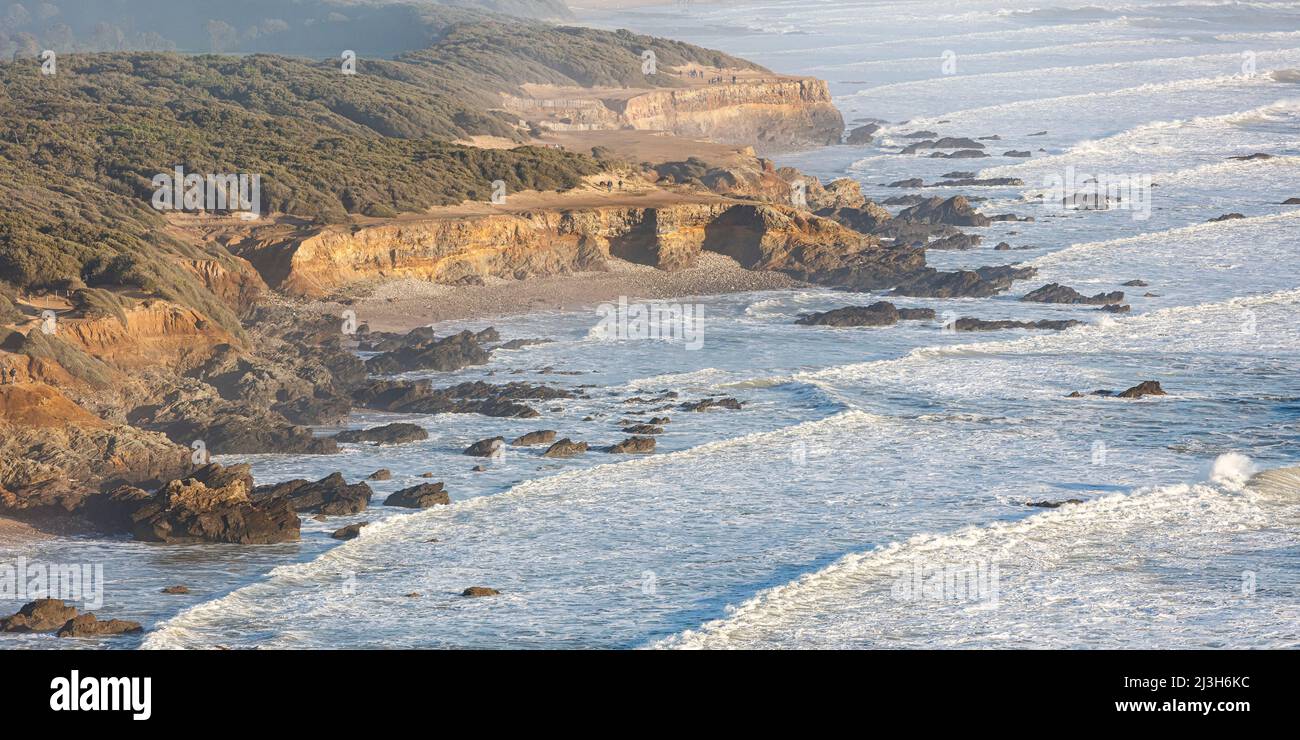Frankreich, Vendee, Jard sur Mer, Wellen, die an der Pointe du Payre gegen die Klippe waten (Luftaufnahme) Stockfoto