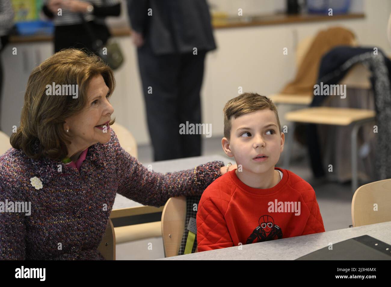 König Carl Gustaf und Königin Silvia bei einer Einführungsklasse für Neuankömmlinge aus der Ukraine am 08. April 2022 in Parkskolan in Ostersund, Schweden. Das königliche Paar besucht Jamtland County.der Besuch ist Teil der Reisen der königlichen Familie in alle 21 Grafschaften in Schweden, um zu sehen, wie sie von der COVID-19-Pandemie betroffen sind.Foto: Pontus Lundahl / TT Code 10050 Stockfoto