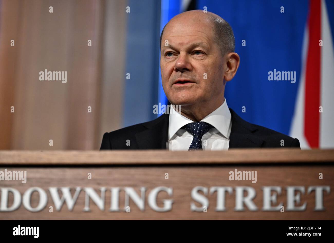 Bundeskanzler Olaf Scholz bei einer Pressekonferenz mit Premierminister Boris Johnson im Downing Street Briefing Room, London. Bilddatum: Freitag, 8. April 2022. Stockfoto