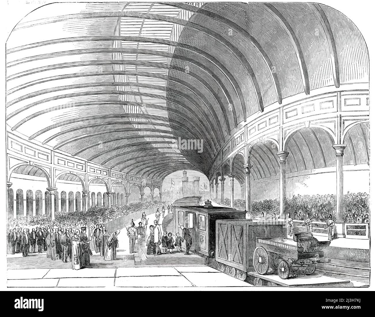 Empfang Ihrer Majestät am Großen Hauptbahnhof, Newcastle-upon-Tyne, 1850. Königin Victoria, Prinz Albert und Kinder werden von Würdenträgern an der Station begrüßt, die ihre Majestät offiziell eröffnet hat. Diese Station besteht in der Breite aus drei Bögen, die überall auf hellen Eisensäulen gestützt werden, das Dach aus offenem Eisenwerk, gut beleuchtet, höher als solche Strukturen normalerweise sind, und das ganze Gebäude ist ungewöhnlich luftig und anmutig. Der gesamte verfügbare Raum innerhalb dieser herrlichen Vergießen wurde von den Bewohnern von Newcastle, die in großer Kraft versammelt, um ihre Sov Stockfoto