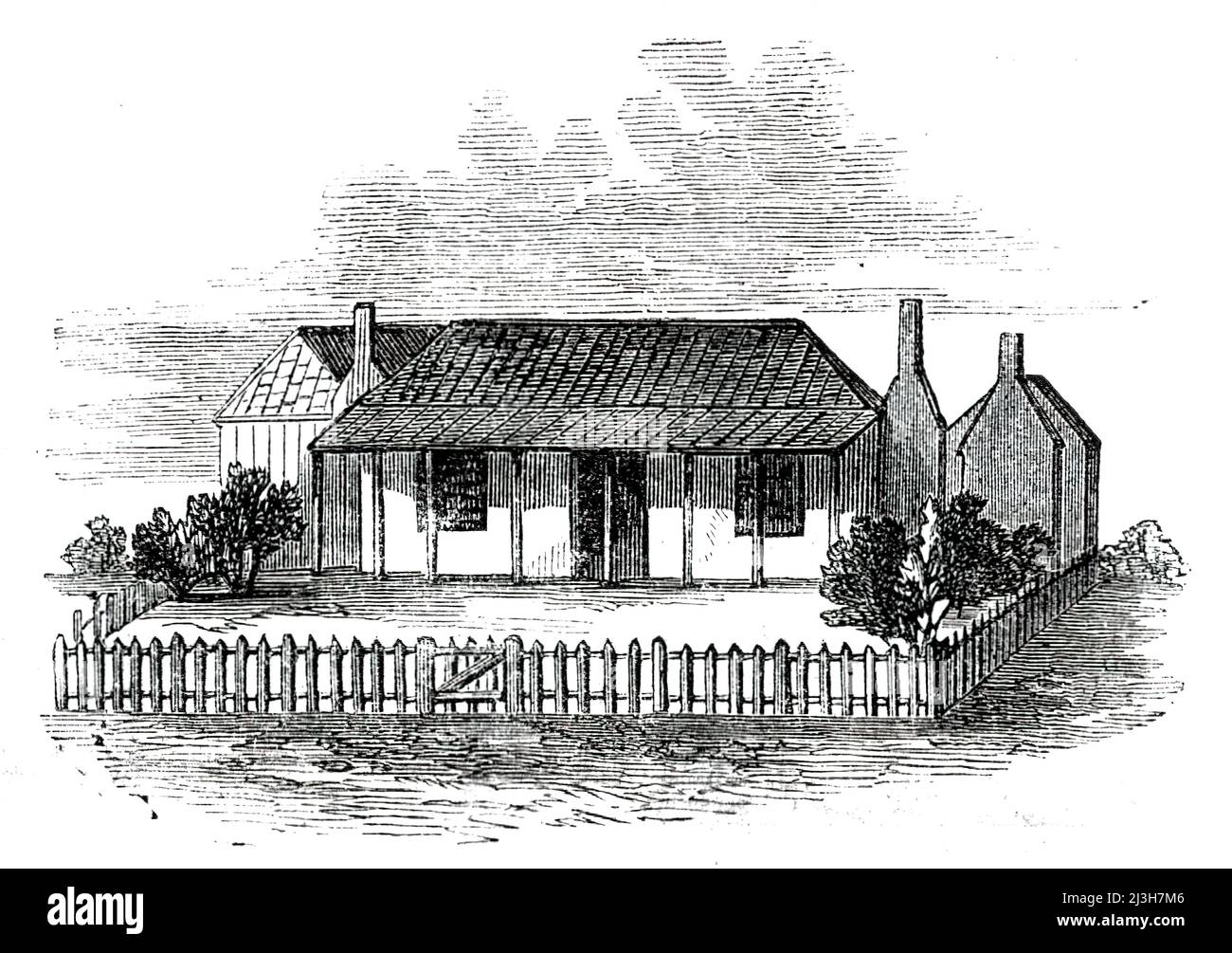 Siedlerstation in Port Phillip, 1850. „Skizze der üblichen Hütte oder „Station“ im Inneren der Kolonie Port Phillip, Australien, vor allem dort, wo Steine nicht ohne weiteres beschafft werden. Es ist komplett aus Holz gebaut - "Platten", wie sie genannt werden - mit Schindeldach aus dem gleichen Material. Das Wohnhaus enthält zwei Haupträume, vierzehn Quadratfuß - einer als Wohnzimmer und der andere als Schlafwohnung. Es gibt ebenfalls zwei Schlafzimmer hinter diesen, etwa vierzehn Fuß mal neun. Die Küche wird als freistehendes Gebäude rechts vom Haus gesehen, und die Stockfoto