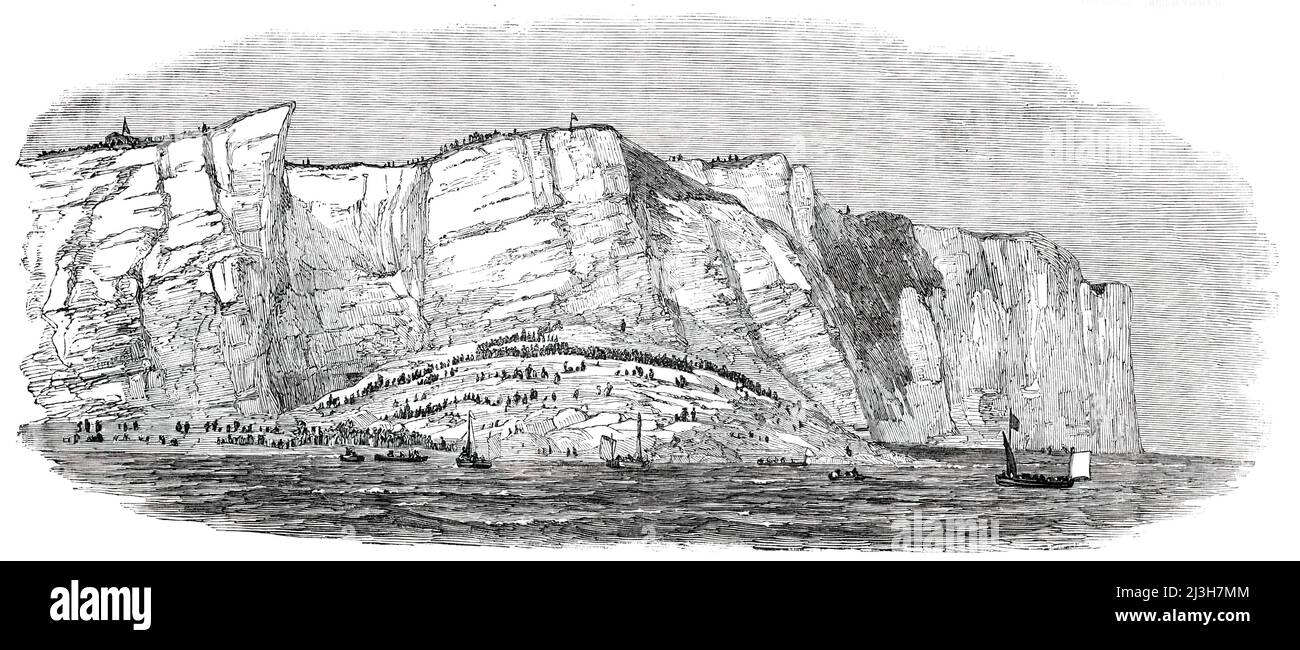 Die große Explosion in Seaford - The Cliff, nach der Explosion, 1850. Die lange Uferdrift bei Seaford in Sussex verursachte eine Ablagerung von Schutt in einem solchen Ausmaß, dass Seaford Bay, ein langjähriger sicherer Hafen für die Schifffahrt, in Gefahr war, zu flach für die Schifffahrt zu werden. Es wurde ein Plan entworfen, um einen Teil von Seaford Head in die Luft zu sprengen und eine Bank zu schaffen, um die aktuelle Bank umzuleiten...'um zwei Uhr hatte sich eine große Menge auf Seaford Heights versammelt, Und eine dichte Masse von Zuschauern auch am Strand, eine große Zahl, die ihre Plätze unter der Klippe eingenommen hatte, um so nahe wie möglich an der Explosion zu sein... wurde ein Knall geballt Stockfoto