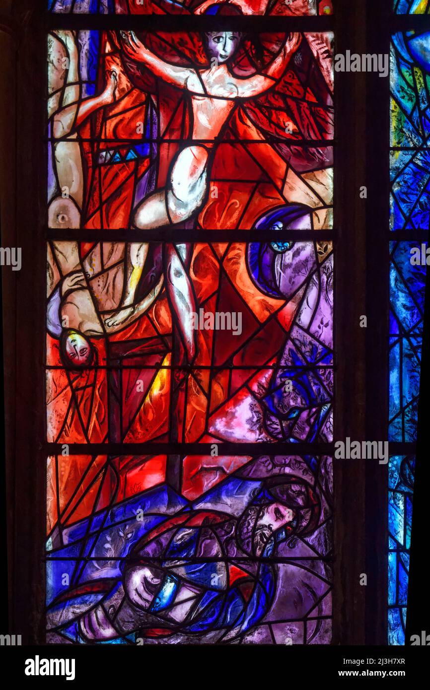 Frankreich, Moselle, Metz, Kathedrale Saint Etienne, Buntglasfenster des nördlichen Ambulatoriums mit Episoden aus dem Alten Testament (Buch Genesis 28,10-13) von Marc Chagall (20.. Jahrhundert), angefertigt von Simon Marq Werkstatt in Reims Stockfoto