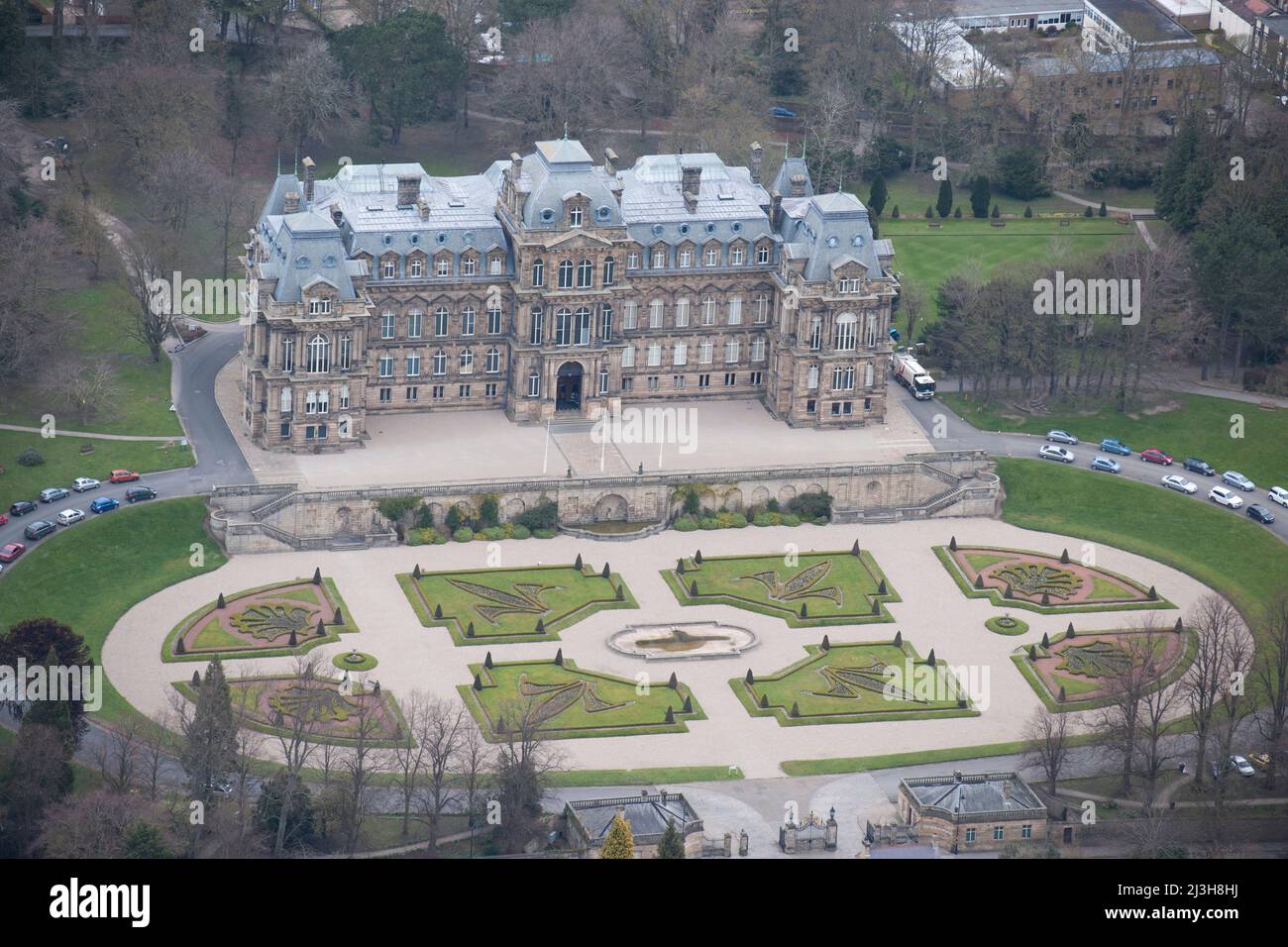 The Bowes Museum, große Terrasse und Parterre, Barnard Castle, County Durham, 2016. Stockfoto