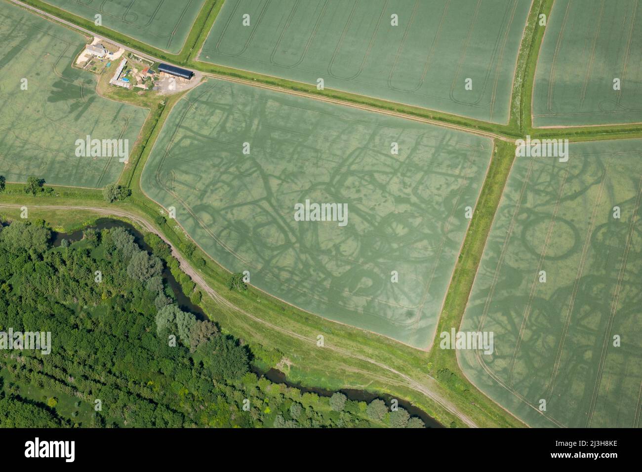 Cropmarks einer wahrscheinlichen eisenzeitlichen oder römischen Siedlung und wahrscheinlicher bronzezeitlicher Rundbarren in der Nähe von Kempsford, Gloucestershire, 2015. Stockfoto