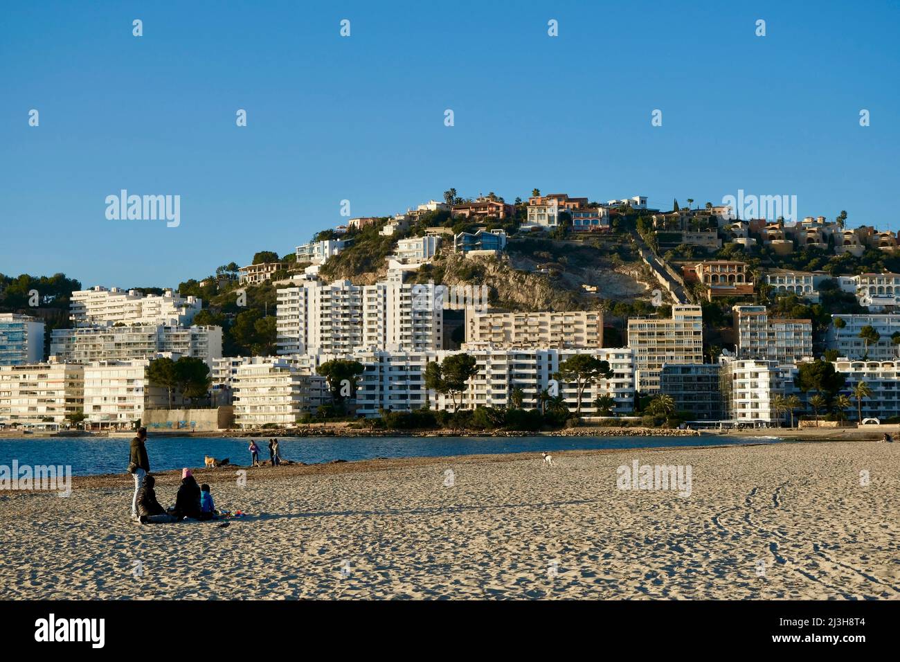 Spanien, Balearen, Mallorca, Santa Ponsa, der Strand und die Strandresidenzen am Ufer des Mittelmeers Stockfoto