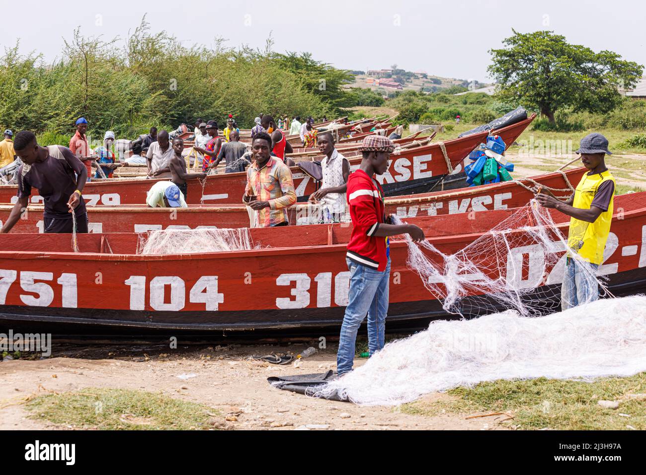 Uganda, Kasese, Katwe, Fischer, die ihre Netze in der Nähe des Edward-Sees vorbereiten Stockfoto