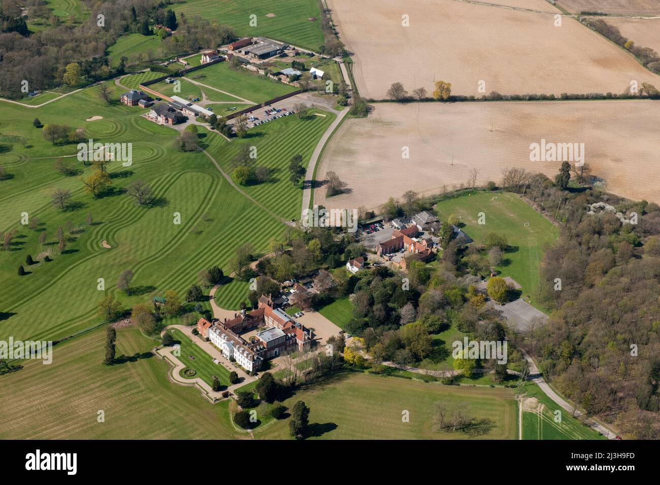 Gosfield Hall, ein großes viereckiges Herrenhaus aus dem Jahr 1540s, das später renoviert wurde, Essex, 2016. Stockfoto