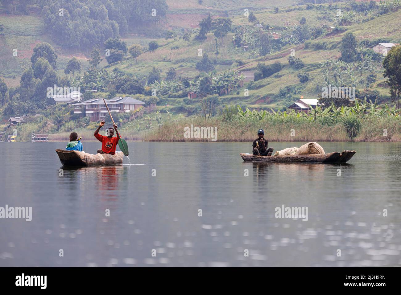 Uganda, Distrikt Kabale, Bunyonyi-See, Kinder im Kanus Stockfoto