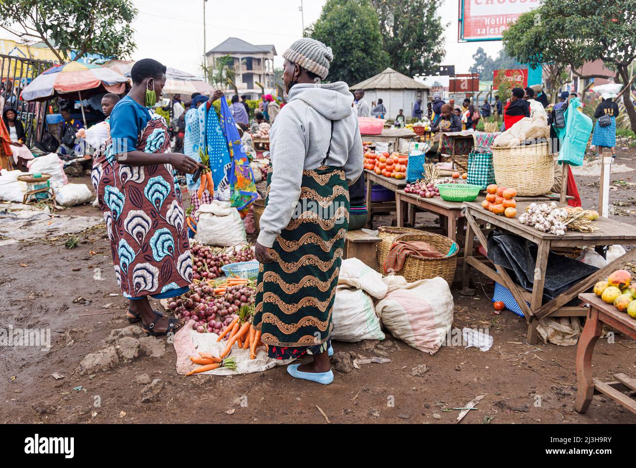 Uganda, Kisoro, Kisoro, Frauen, die auf dem Markt Végétables verkaufen Stockfoto