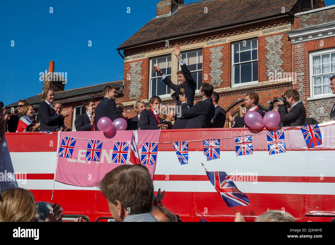 2008 Team GB Olympisches Ruderteam bei einer Parade durch Henley-on-Thames, Oxfordshire, in einem offenen Bus nach der Rückkehr von den Olympischen Spielen in Peking Stockfoto
