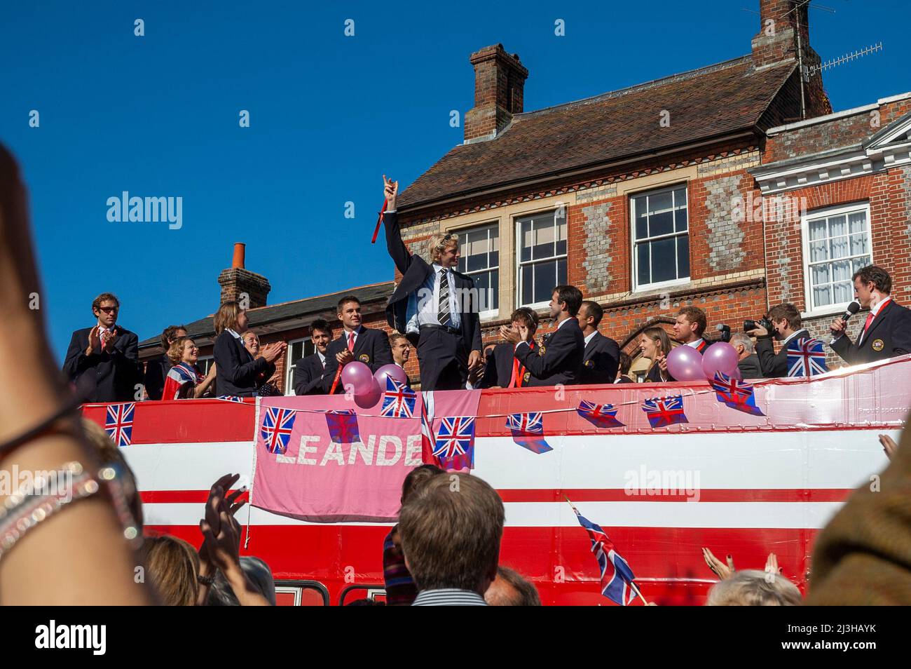 2008 Team GB Olympisches Ruderteam bei einer Parade durch Henley-on-Thames, Oxfordshire, in einem offenen Bus nach der Rückkehr von den Olympischen Spielen in Peking Stockfoto