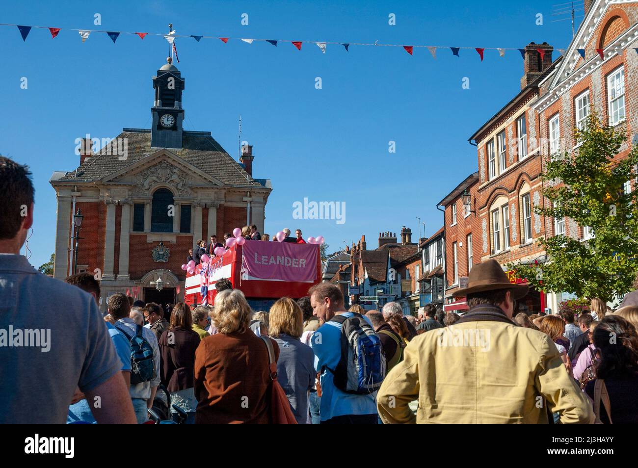 2008 Team GB Olympisches Ruderteam bei einer Parade durch Henley-on-Thames, Oxfordshire, in einem offenen Bus nach der Rückkehr von den Olympischen Spielen in Peking Stockfoto