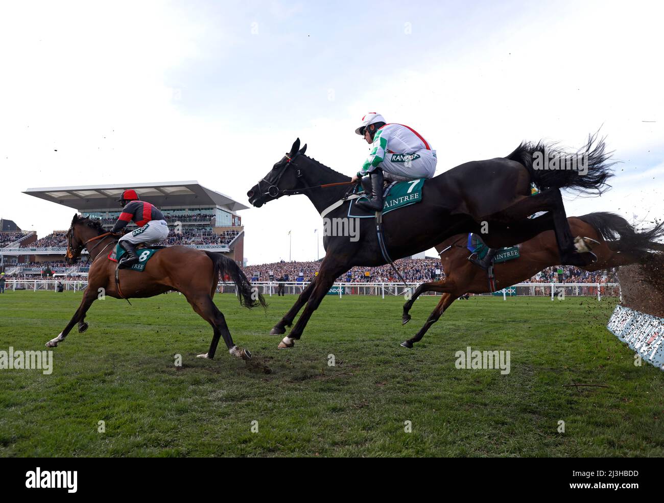 Paint the Dream, geritten von Connor Brace (links) und Mister Fisher, geritten von James Bowen während der Marsh Chase während des Ladies Day auf der Aintree Racecourse, Liverpool. Bilddatum: Freitag, 8. April 2022. Stockfoto