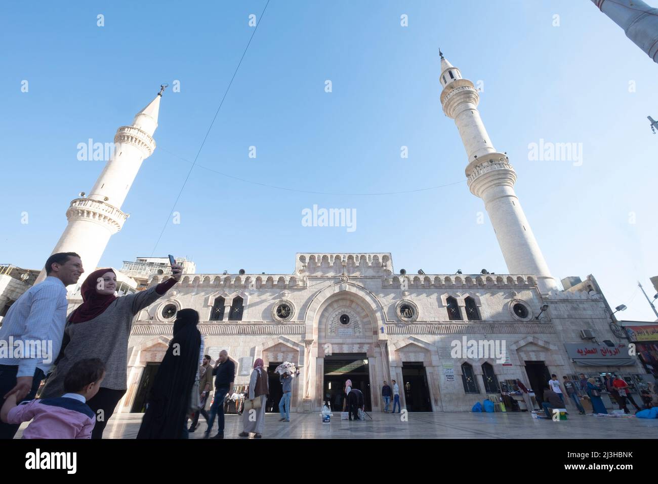 Eine Familie, die an einem sonnigen Tag Selfies vor der Al-Husseini Moschee in der Hauptstadt Jordaniens macht. Amman, Jordanien Stockfoto
