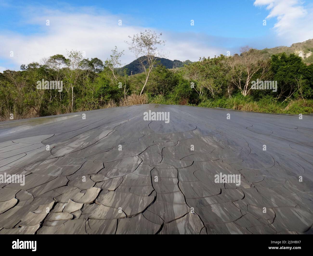 Gerissene Ebene aus trockenem Schlamm im Süden Taiwans Stockfoto