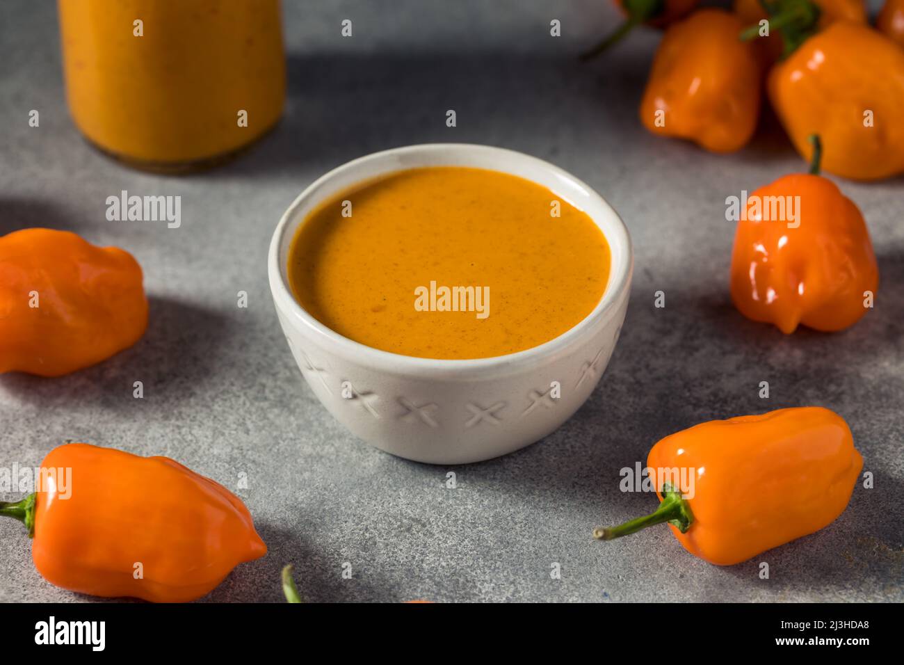 Hausgemachte Bio Habanero heiße Sauce in einer Flasche Stockfoto