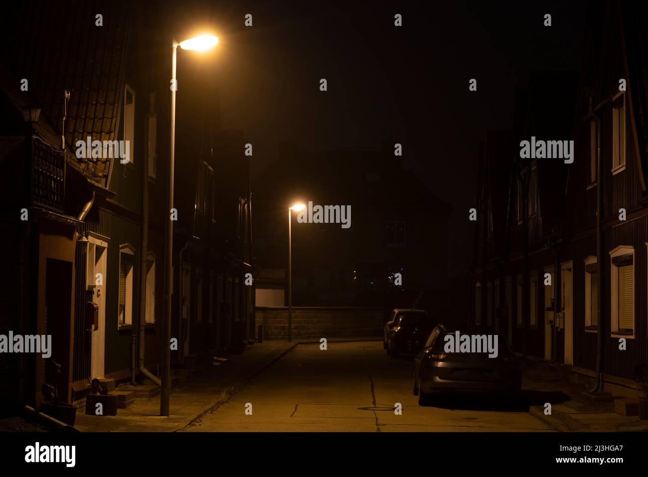 Deutschland, Luckenwalde, nachts ein wenig starker Nebel in einer kleinen Seitenstraße Stockfoto