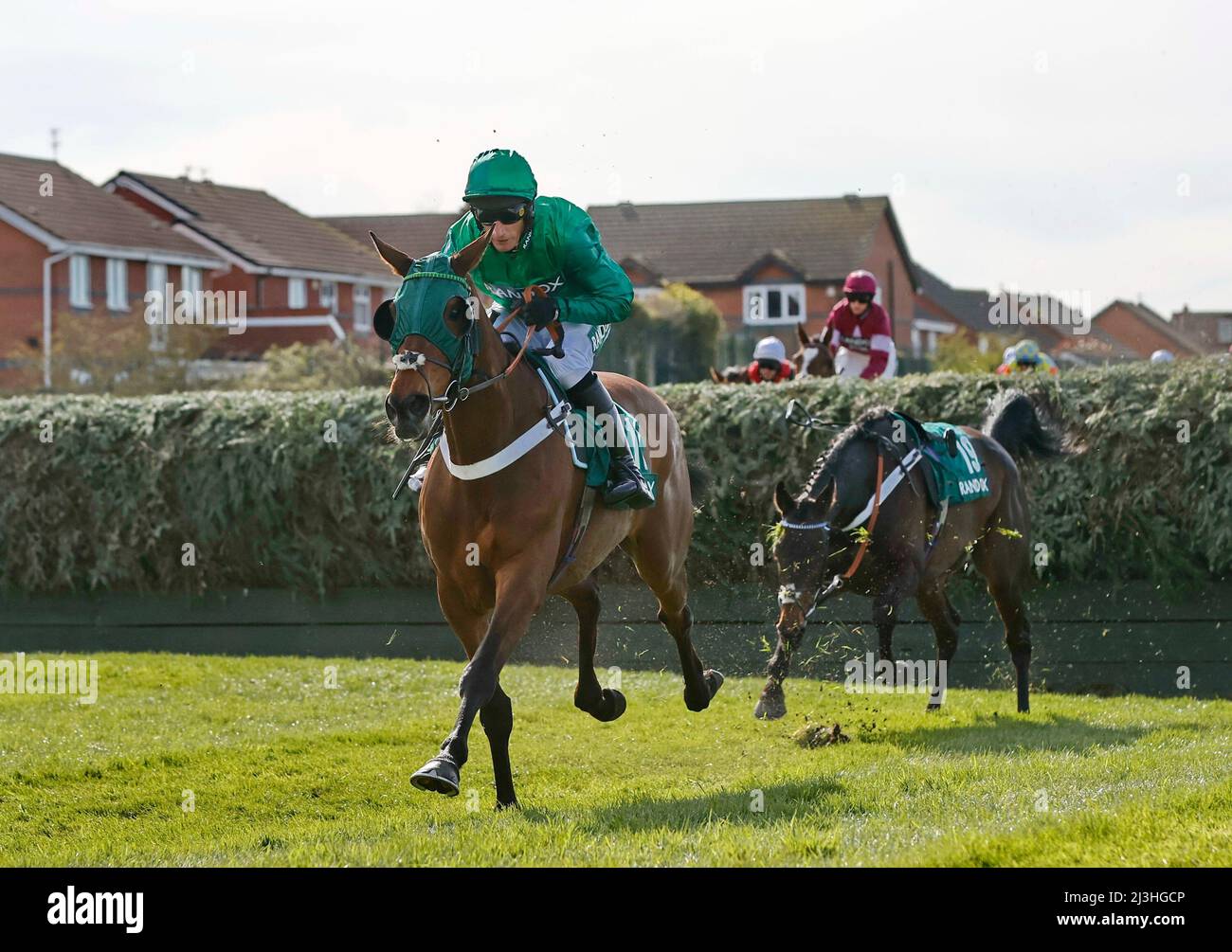 Aintree Racecourse. 8. April 2022. Aintree, Merseyside, England: Grand National Festival, Tag 2: Daryl Jacob setzt auf Janika Bechers Brook an die Spitze, aber Sean Bowen gewinnt das Rennen auf Mac Tottie. Der zweite Tag des dreitägigen Grand National Meetings wird traditionell als Ladies Day bezeichnet. Kredit: Aktion Plus Sport/Alamy Live Nachrichten Stockfoto