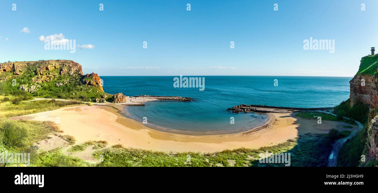 Klippen und Bucht am Kap Kaliakra an der Schwarzmeerküste in Bulgarien Stockfoto