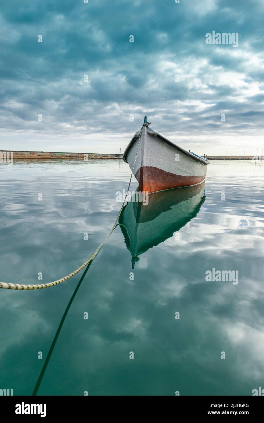 Altes Fischerboot im Hafen von Gold Beach in Bulgarien Stockfoto