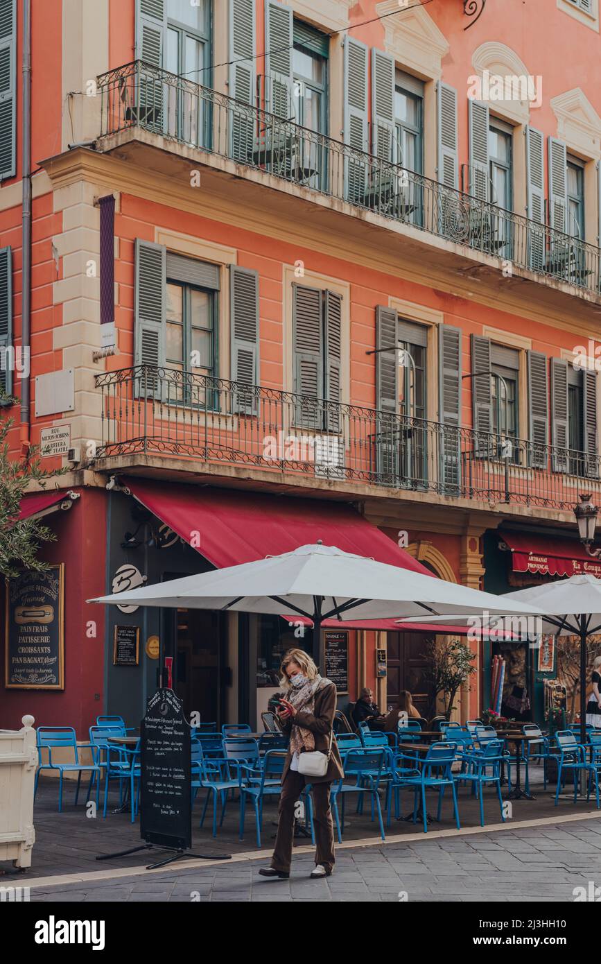 Nizza, Frankreich - 10. März 2022: Außenansicht von Boulangerie Jeannot in Nizza, einem berühmten Touristenziel an der französischen Riviera, kommt die Frau vorbei. Stockfoto
