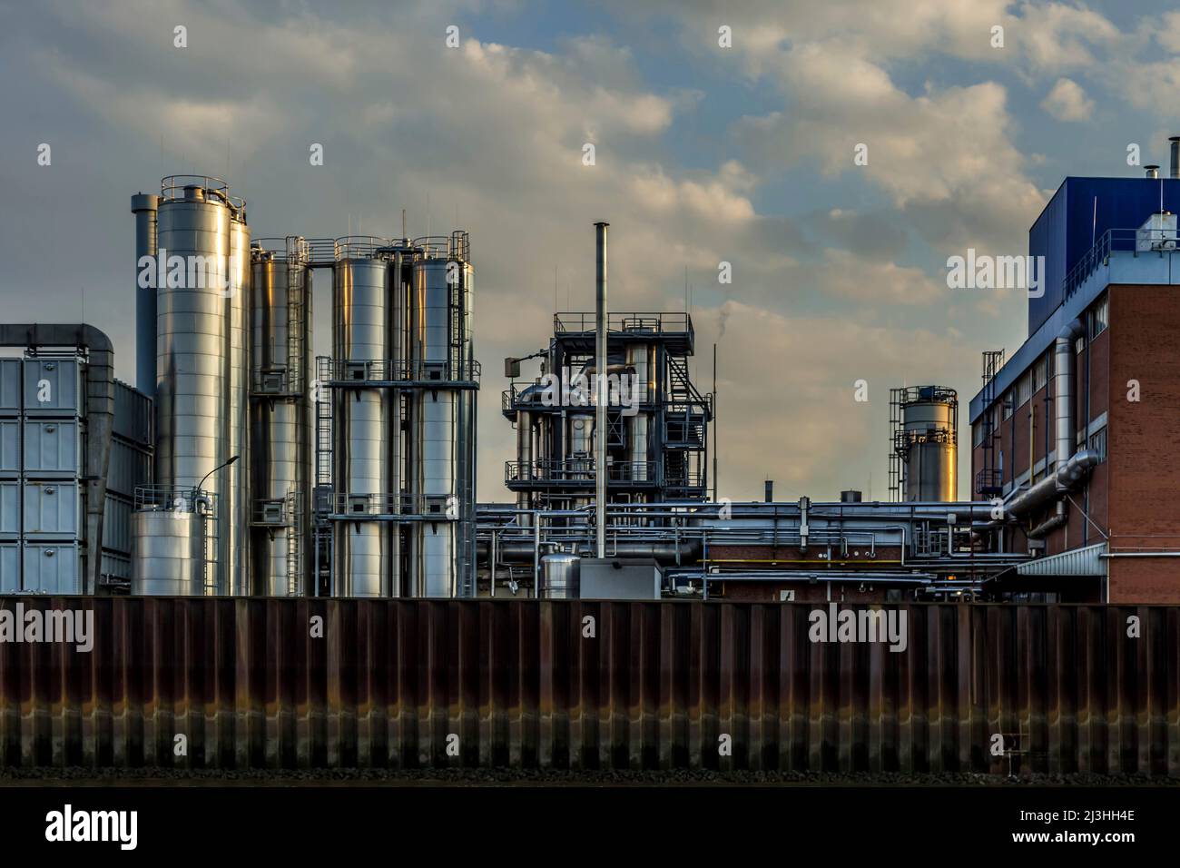 Industrieanlage am Hafen Stockfoto