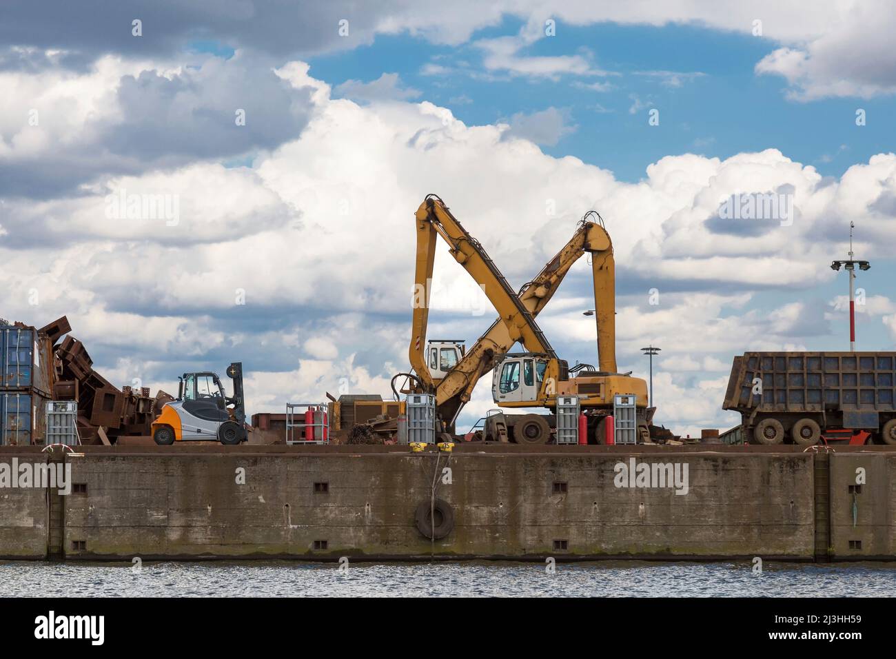 Zwei Bagger arbeiten am Pier im Industriehafen Stockfoto