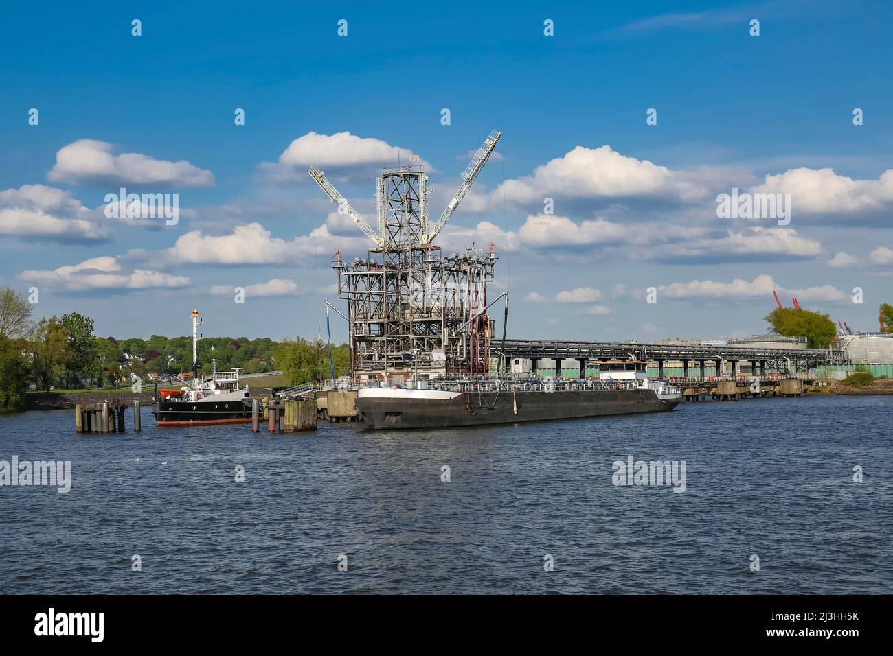 Tankstelle für Schiffe im Hamburger Hafen Stockfoto