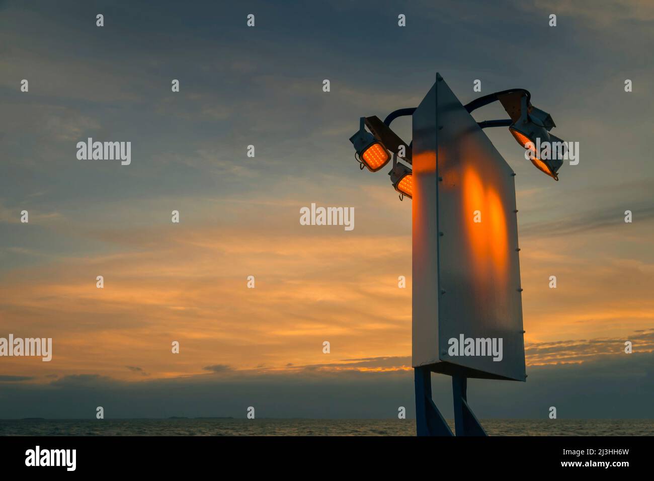 Schild beleuchtet mit Scheinwerfern am Abend Stockfoto