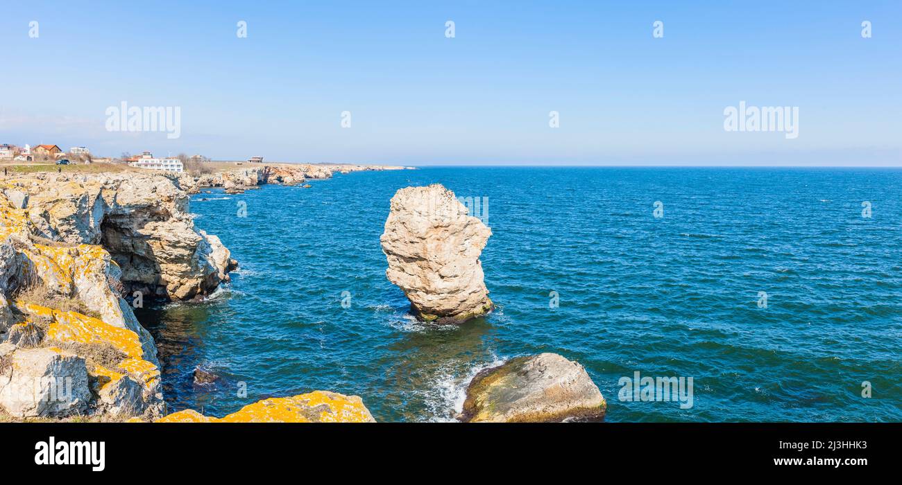 Die Klippen von Tyulenovo an der bulgarischen Schwarzmeerküste Stockfoto