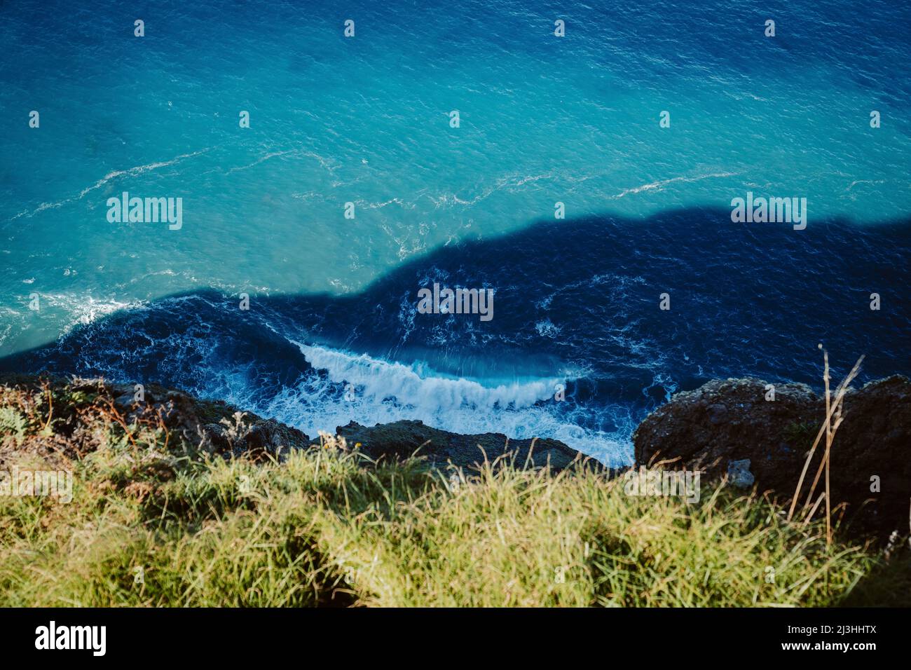 Blick auf den Atlantik, blaues Meer, Küste, Welle, Ponta do Pargo, Madeira, Portugal, Europa Stockfoto