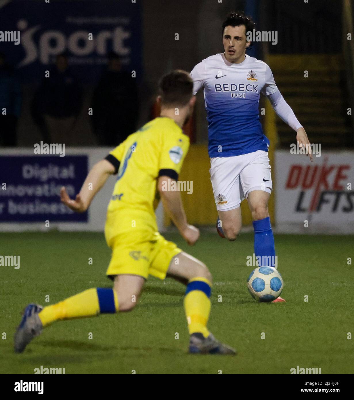 Mourneview Park, Lurgan, Nordirland. 25. Januar 2022. Danske Bank Premiership – Glenavon (blau) / Glenavon. Action vom Mourneview Park. Glenavon-Spieler Danny Wallace. Stockfoto