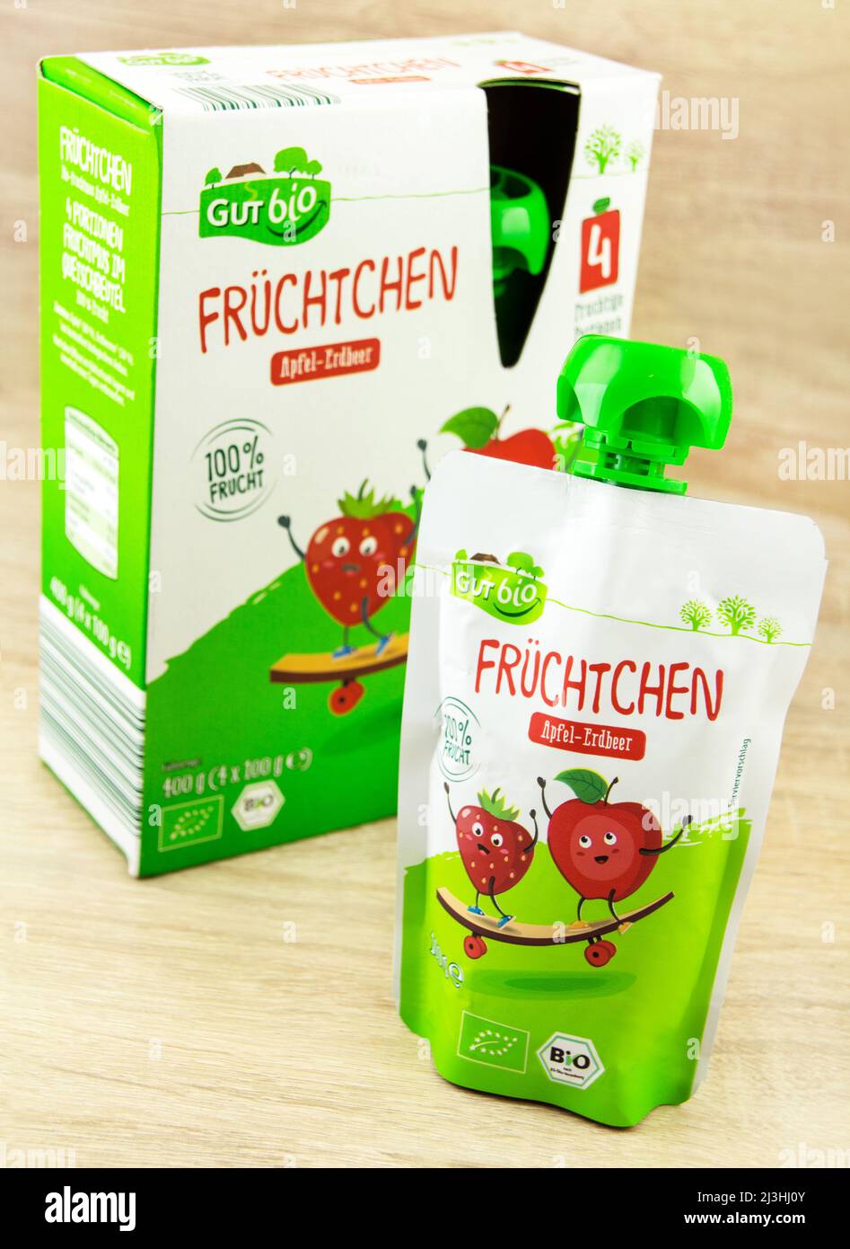 Hamburg, Deutschland - März 29 2022: German Gut Bio Früchtchen Quetschies Stockfoto