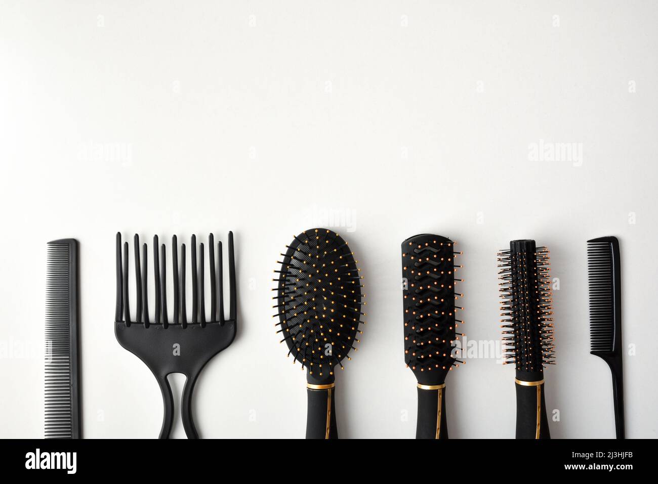 Set von Haarbürsten verschiedener Anwendungen auf weißem Tisch von unten. Draufsicht. Horizontale Zusammensetzung. Stockfoto Set von Haarbürsten verschiedener Anwendungen auf weißem Tisch von unten. Draufsicht. Horizontale Zusammensetzung. Stockfoto