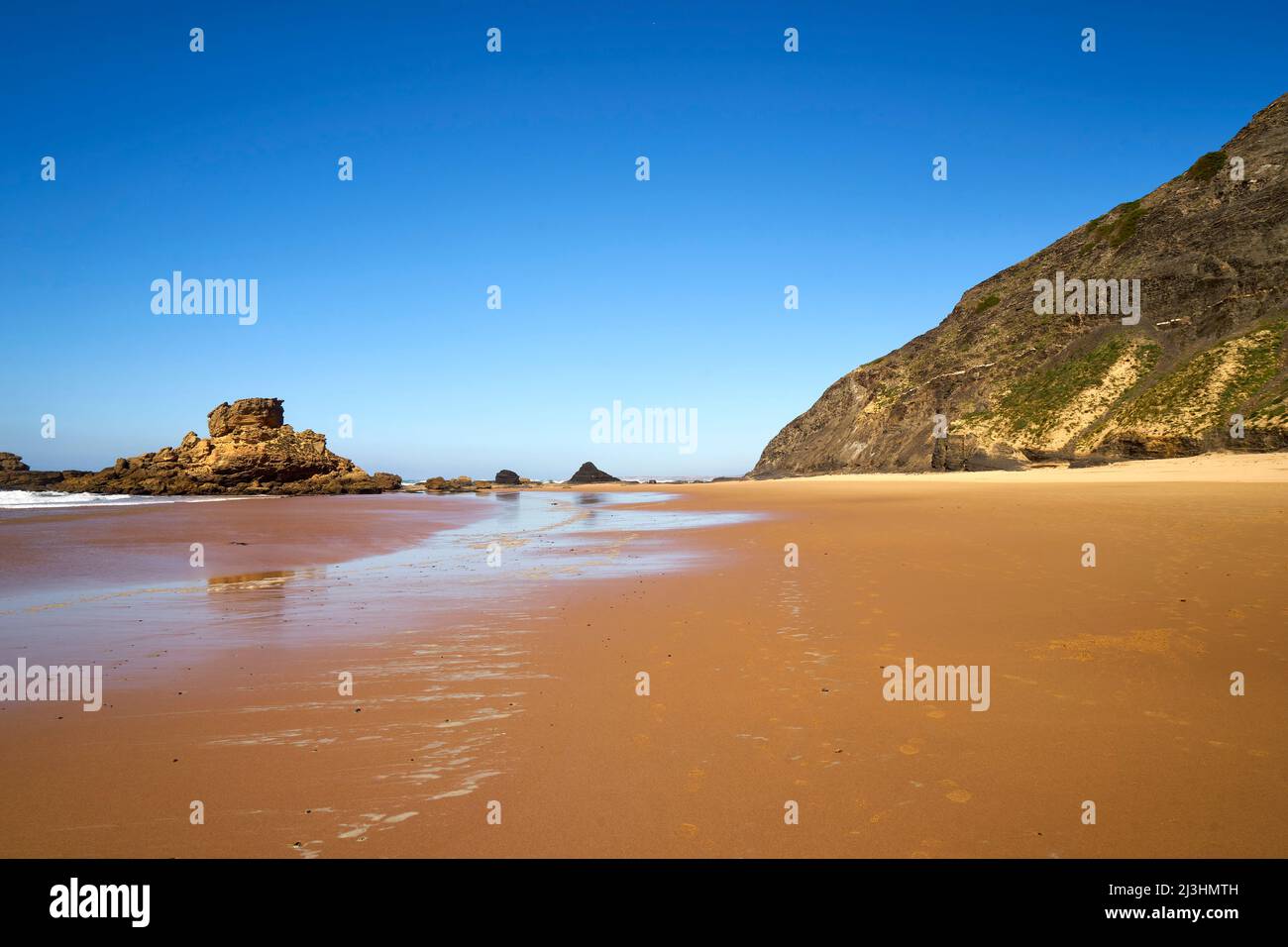 Praia da Cordoama und Praia do Castelejo am Atlantischen Ozean nahe Vila do Bispo im Parque Natural do Sudoeste Alentejano e Costa Vicentina, Algarve, Barlavento, Westalgarve, Felsenalgarve, Bezirk Faro, Portugal, Europa Stockfoto