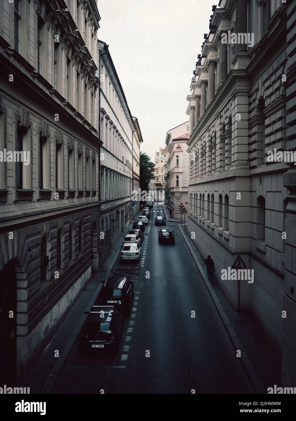 Straße durch Prag mit Autos und Stimmung Stockfoto