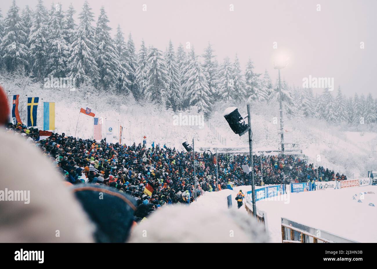 Biathlon-Sportmesse im Winter gefüllt mit vielfältigen Publikum Stockfoto