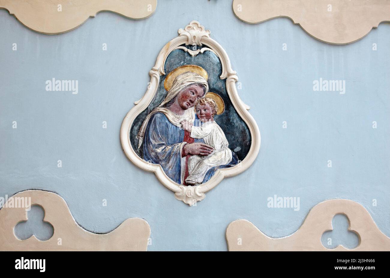 Maria mit dem Kind, Fresko im Wallfahrtshaus in Mittenwald Stockfoto