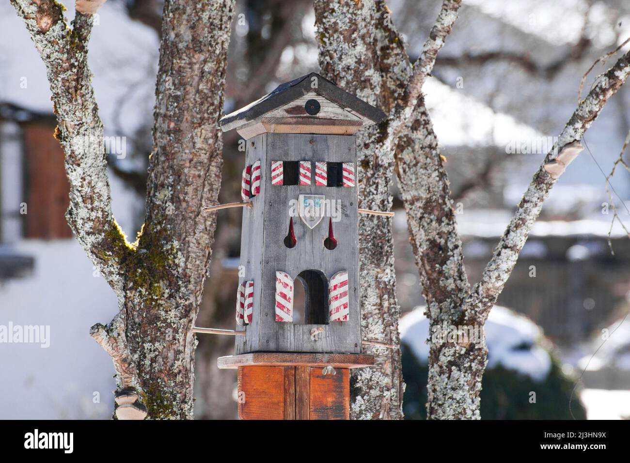 Vogelhaus ähnlich einem Wachturm in Mittenwald, Oberbayern Stockfoto