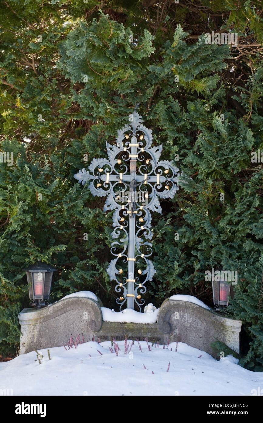 Schmiedeeisernes Grabkreuz ohne Namen auf dem Friedhof von Mittenwald Stockfoto