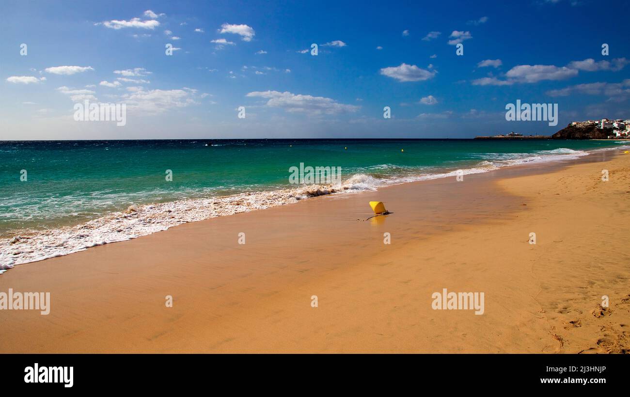 Spanien, Kanarische Inseln, Fuerteventura, Süden der Insel, Jandia, Strand, Sandstrand, gelbe Boje, Weitwinkelaufnahme, meergrün, himmelblau mit weißen Wolken Stockfoto