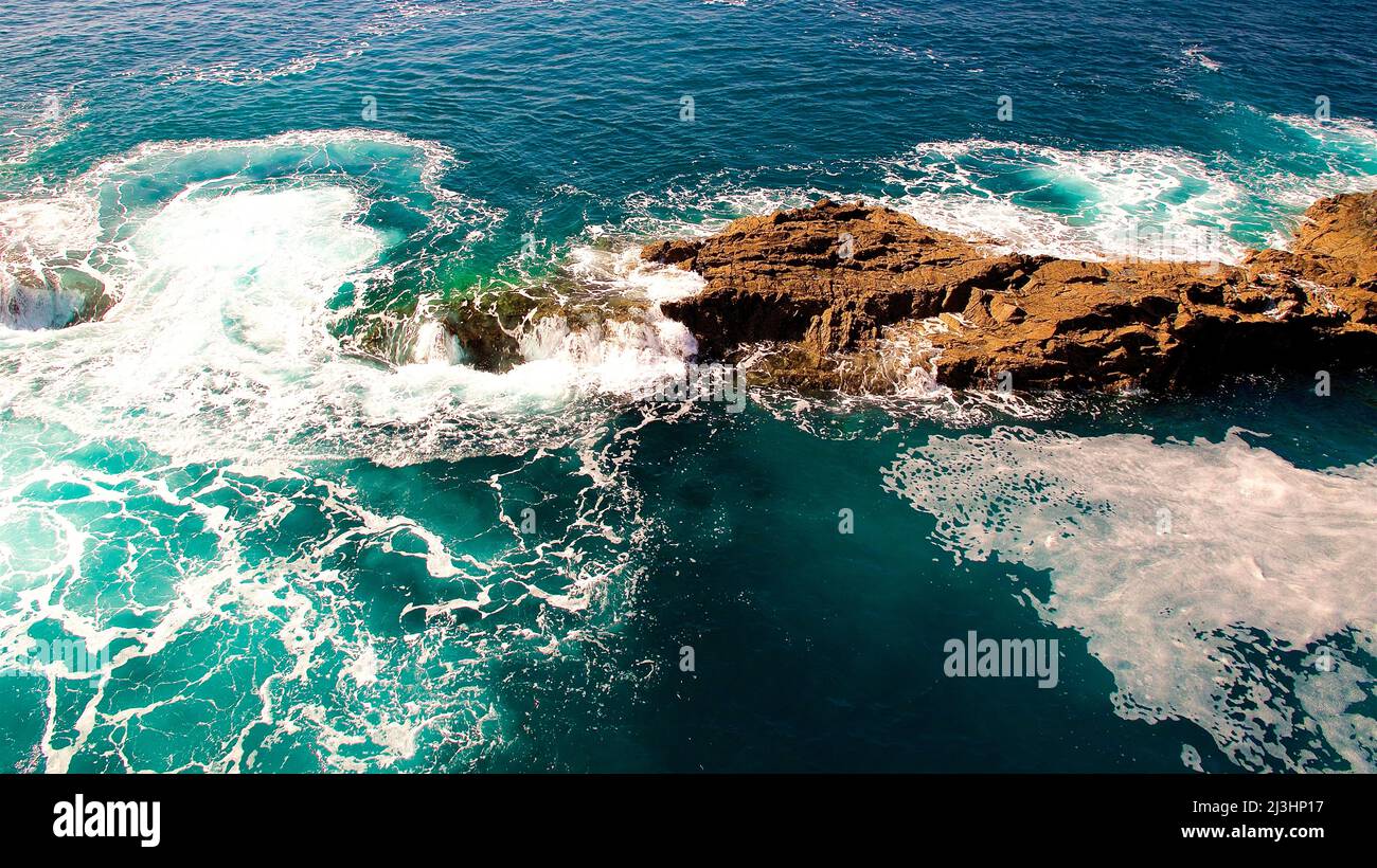 Spanien, Kanarische Inseln, Fuerteventura, Westküste, Ajuy, Blick von oben auf Felsen im Meer und sprudelnde Brandung Stockfoto