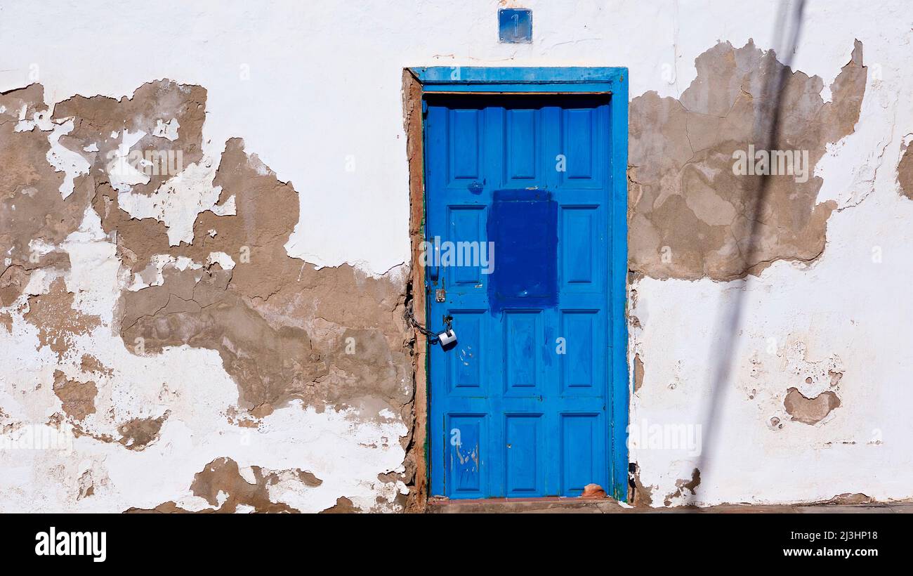 Kanarische Inseln, Lanzarote, Vulkaninsel, Hauptstadt Arrecife, Hauswand weiß, Abblätternde Farbe, Tür hellblau, Detail Stockfoto