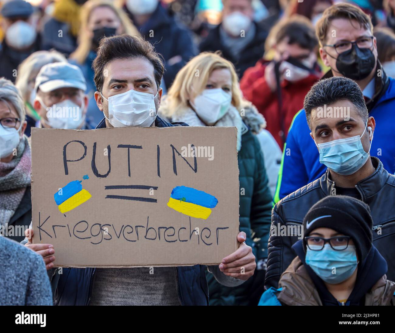 Wesel, Nordrhein-Westfalen, Deutschland - Demonstration gegen Putins Krieg in der Ukraine. Friedensdemonstration und Solidaritätskundgebung für die Ukraine auf dem Großen Markt in Wesel. In Zeiten der Corona-Pandemie tragen alle Demonstranten Masken. Stockfoto