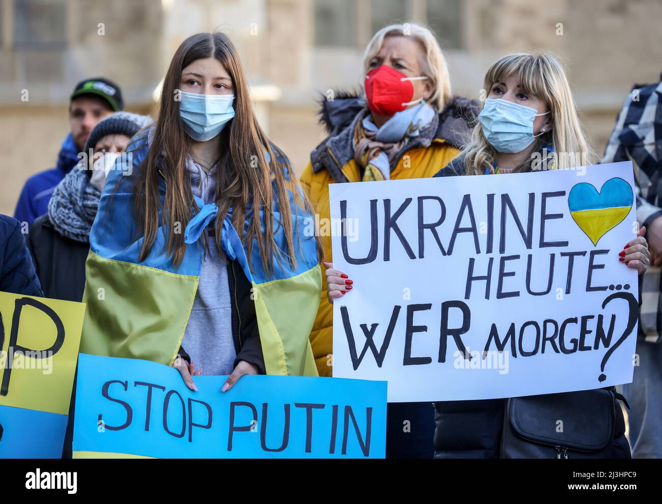 Wesel, Nordrhein-Westfalen, Deutschland - Demonstration gegen Putins Krieg in der Ukraine. Friedensdemonstration und Solidaritätskundgebung für die Ukraine auf dem Großen Markt in Wesel. In Zeiten der Corona-Pandemie tragen alle Demonstranten Masken. Stockfoto